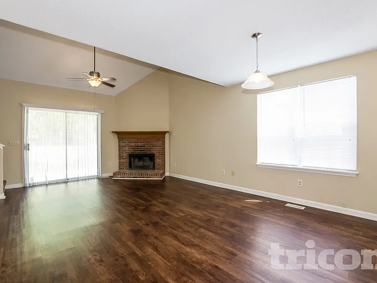 207 Salusbury Ln — Photo 2