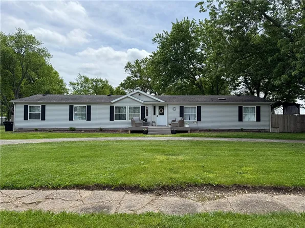 403 W Main St, Watson, IL 62473