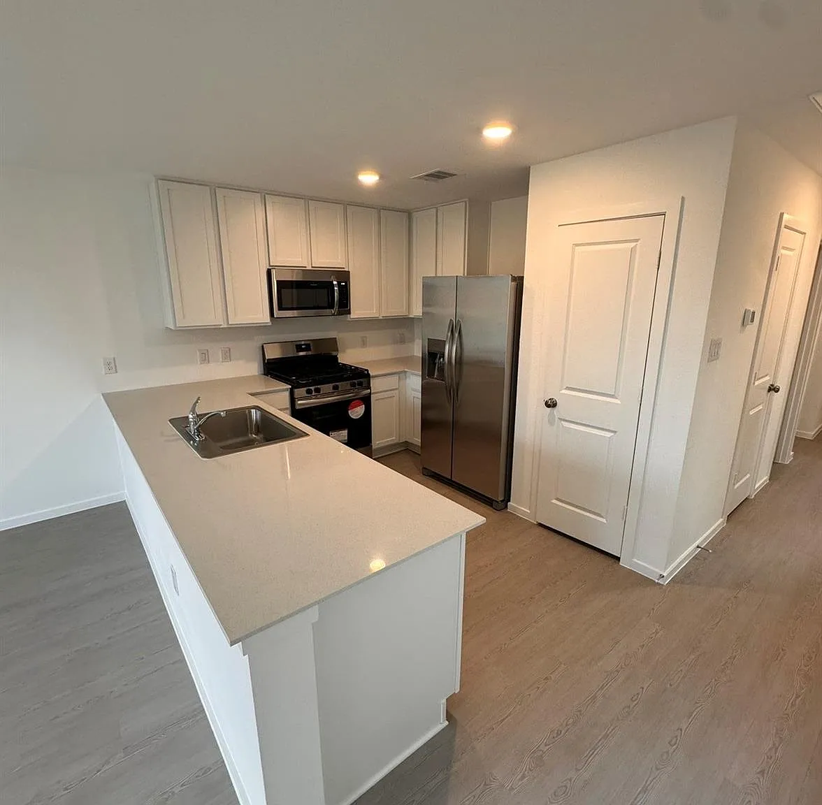 3 bed, 2.5 bath, 1189 sqft, $1,595 — Photo 2