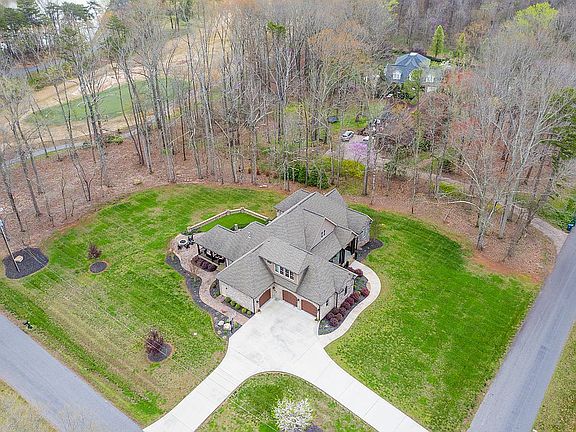 5th image of 195 Saint Andrews Dr