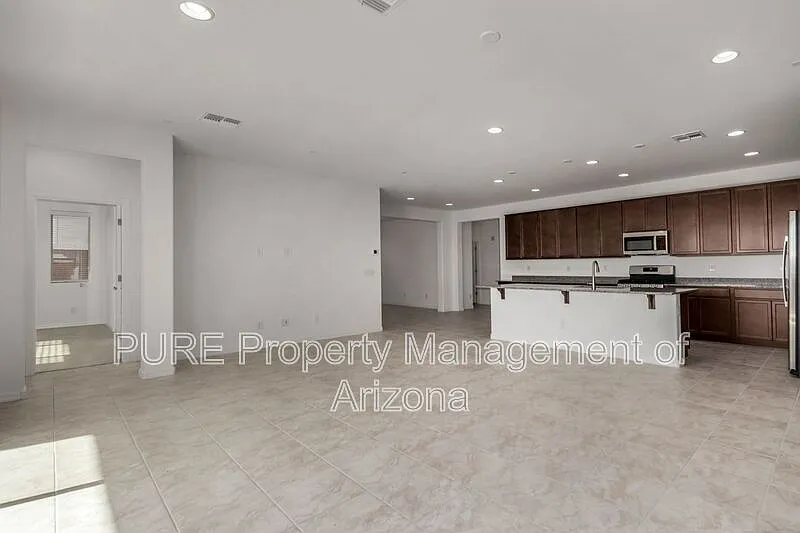 4 bed, 3.0 bath, 2204 sqft, $2,195 — Photo 4