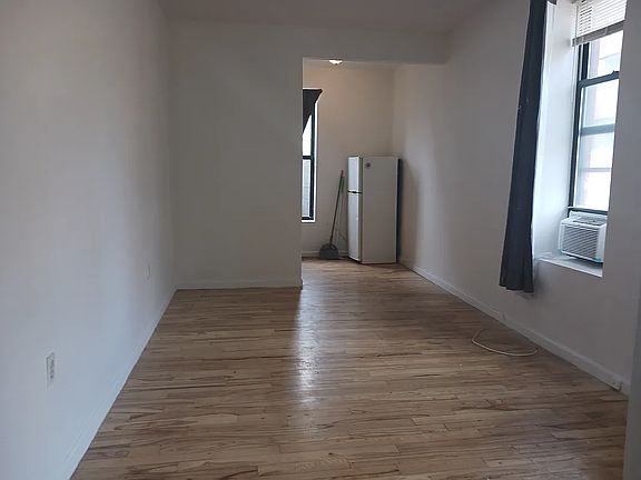 3rd image of 402 W 51st St APT 4C