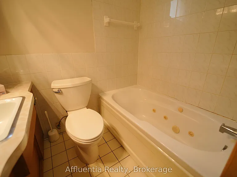 480 Elizabeth St — Photo 17