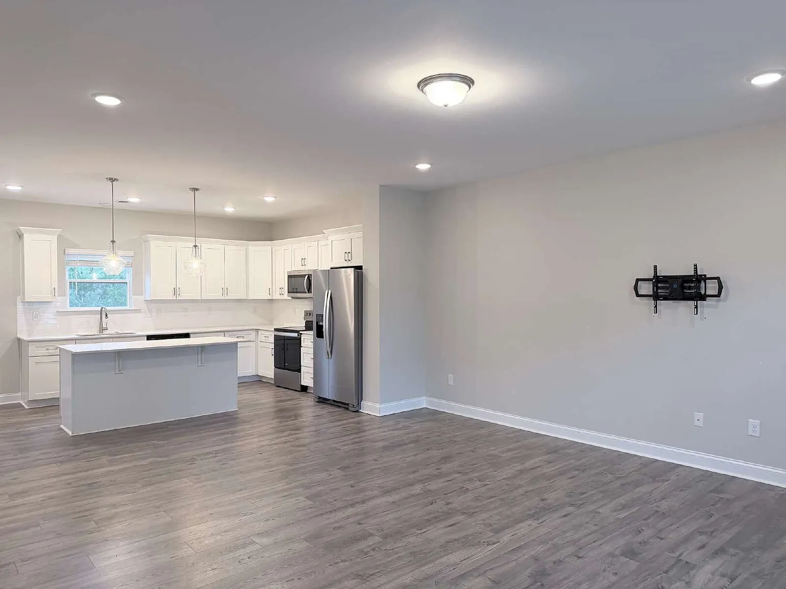 3 bed, 2.5 bath, 2009 sqft, $2,800 — Photo 2