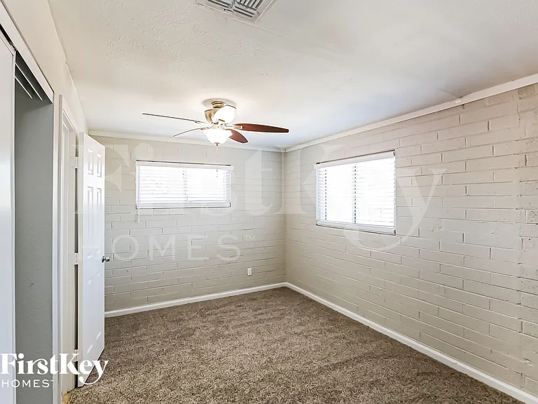 2711 W Elm St — Photo 8