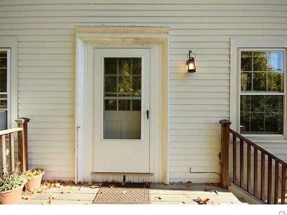 Private Entrance. Room for bbq.