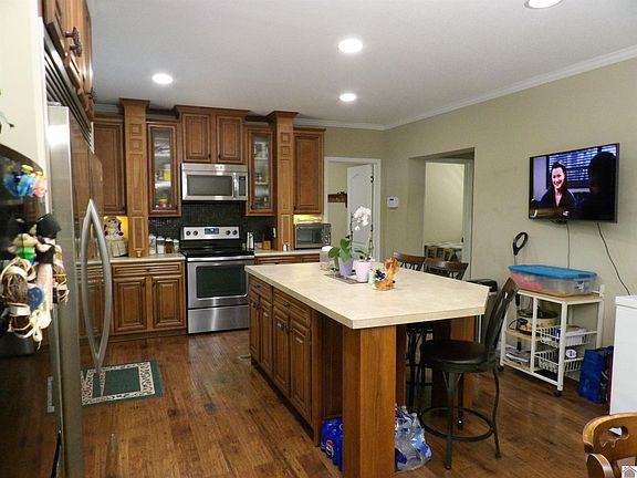 4th image of 641 Oakley Rd