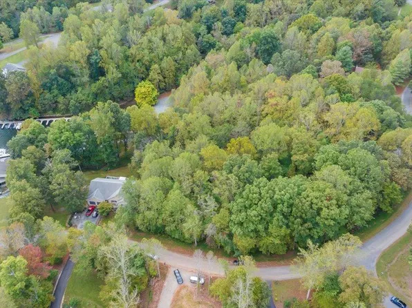 74 Walnut Run Dr, Hardy, VA 24101