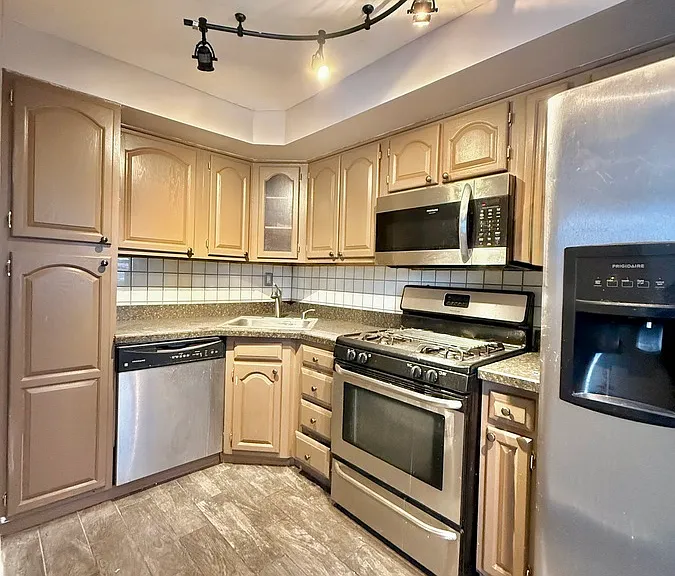 1074 N Academy Ave — Photo 29