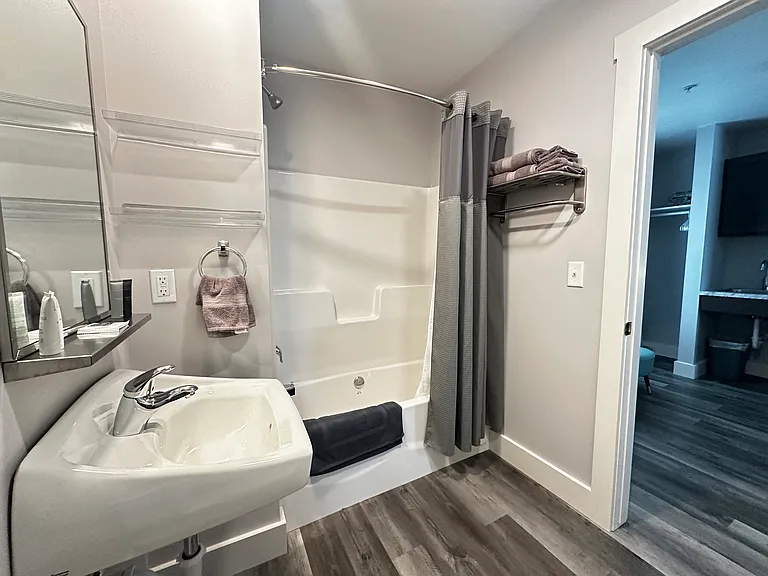 2 Bath towels, 2 hand towels, 2 washcloths, bathmat.