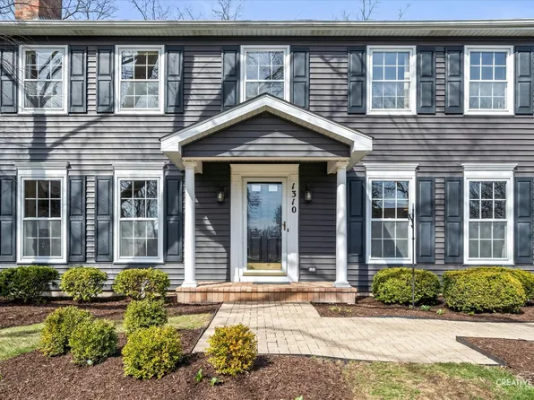 1310 N Carlton Ave, Wheaton, IL 60187