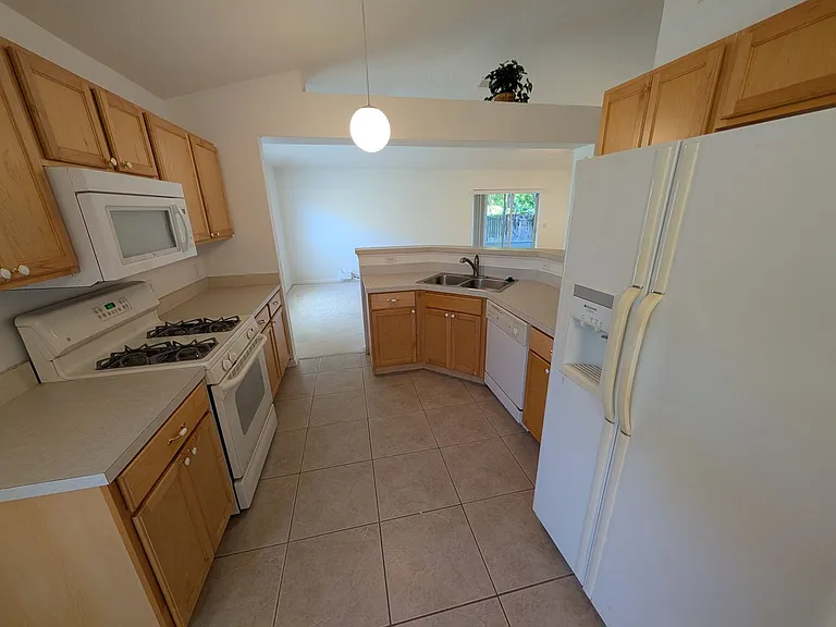 1049 Macon Dr — Photo 6