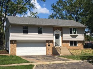 716 Ridge Cir, Streamwood, IL 60107