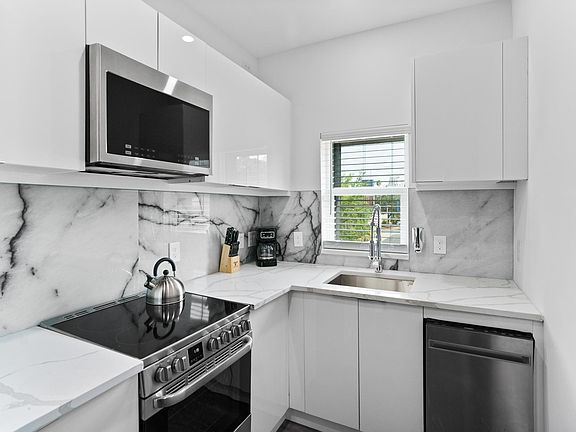 2nd image of 927 S Howard Ave #11