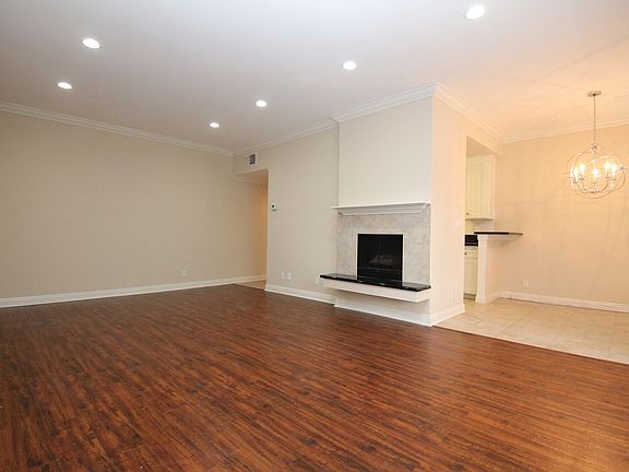 4th image of 14945 Moorpark St #102