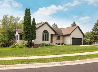2378 Beacon Hill Dr, Dubuque, IA 52003