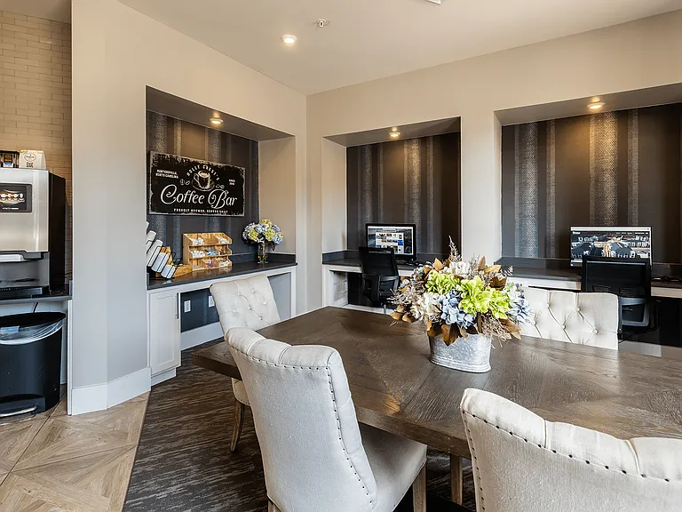 Holly Crest Apartments — Photo 8