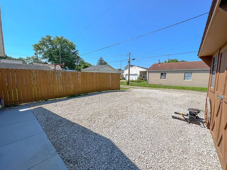 681 Maple Ave — Photo 14