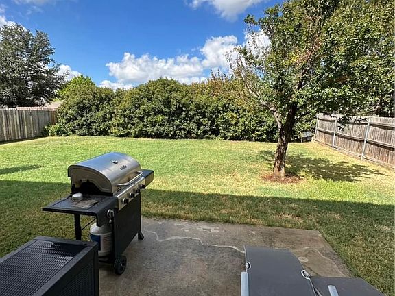 HUGE fenced Backyard with BBQ and lawnchairs