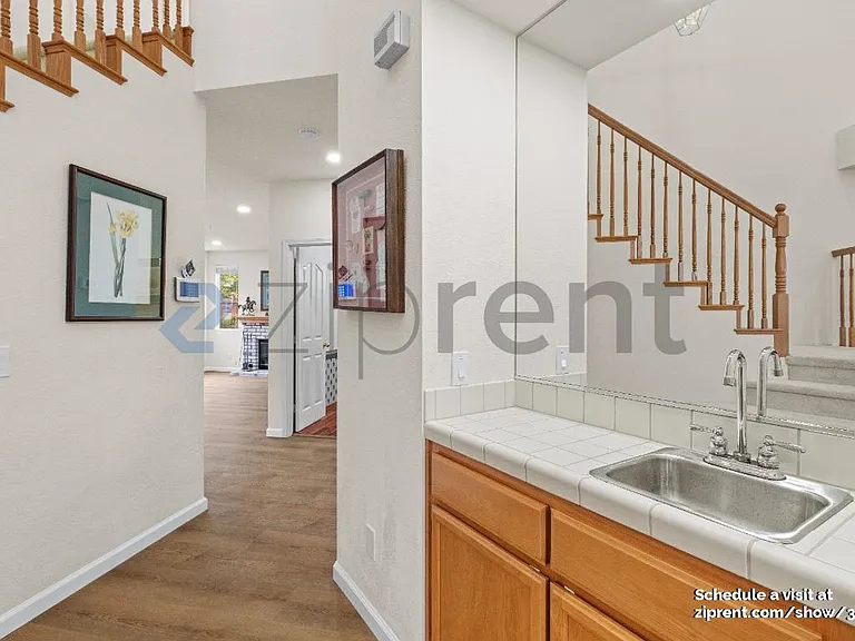 1001 Sandhurst Dr — Photo 15