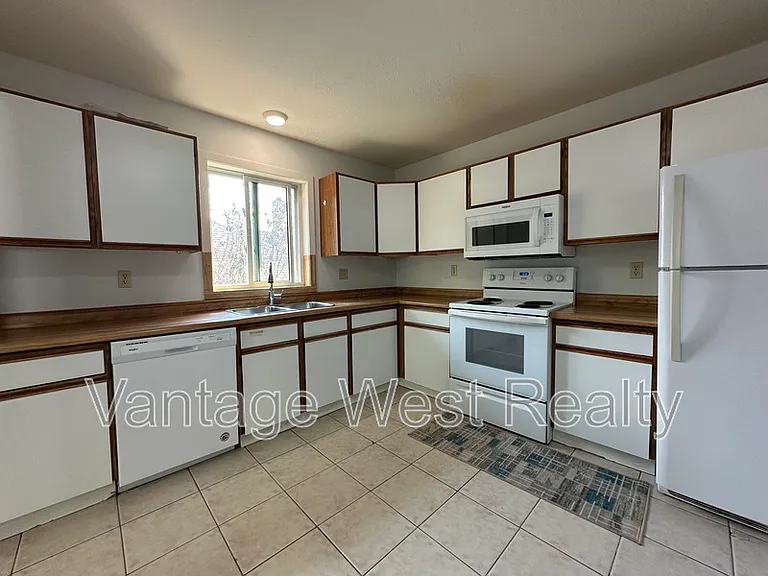 723A Stockwell Ave — Photo 7