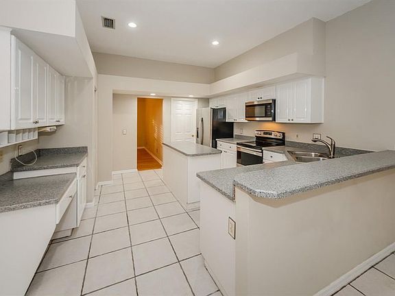 5th image of 3069 Regal Oaks Blvd