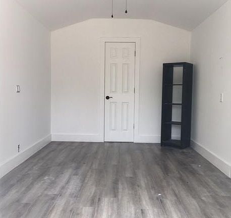 3rd image of 561 NW Cardinal Dr