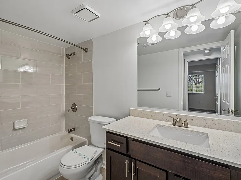 River Oaks Apartments of Rochester Hills — Photo 36