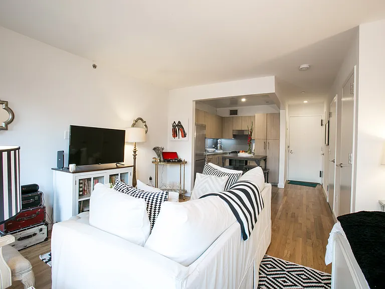 101 W 15th St #217 — Photo 6