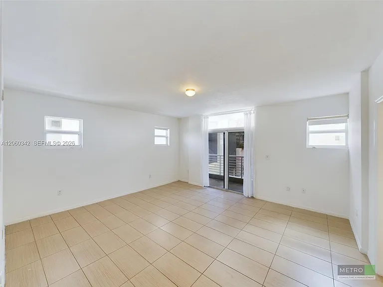 425 NE 30th St #202 — Photo 7