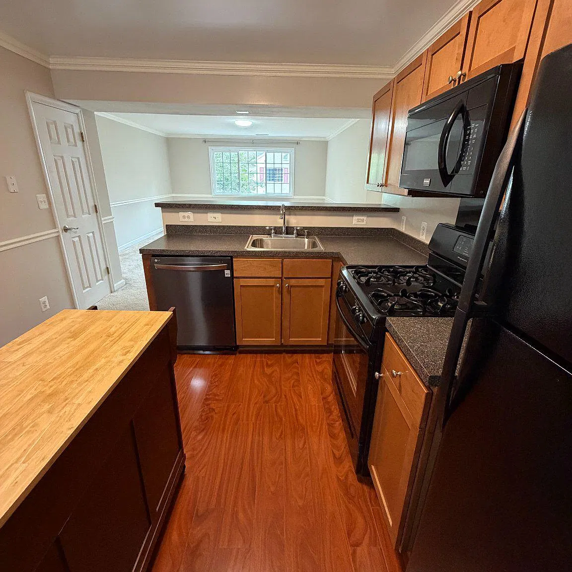2 bed, 1.5 bath, 1060 sqft, $2,500 — Photo 4