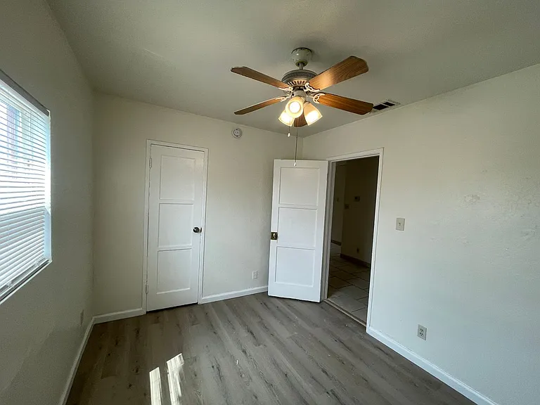 1009 - 1011 Western Ave. — Photo 13
