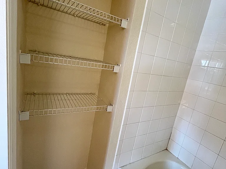908 Laura St — Photo 13