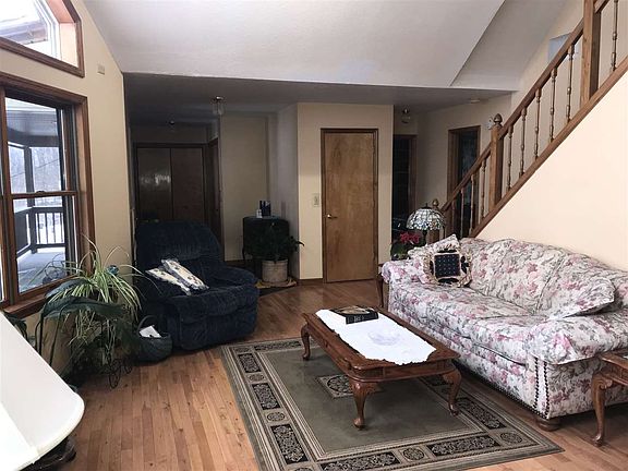 4th image of 32 Saint Lawrence Ave