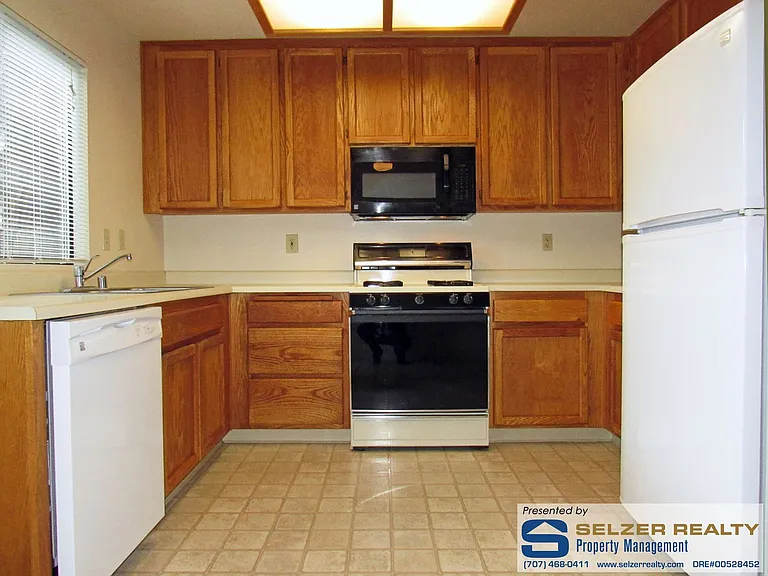 890 S Orchard Ave — Photo 5