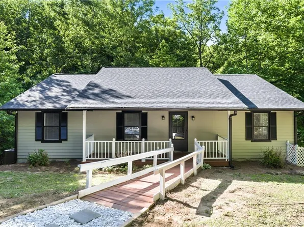 1029 Woodlawn Dr, Cleveland, GA 30528