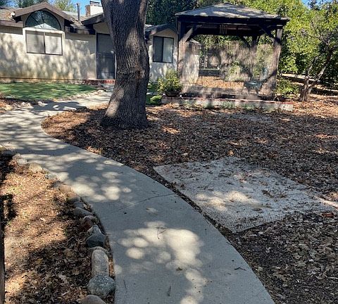 Private entrance walkway to guest house