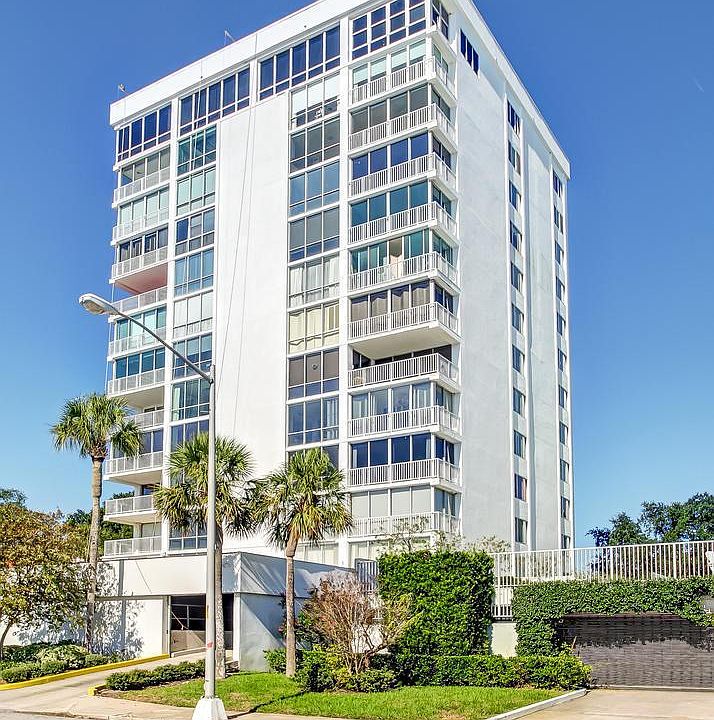 12 story condo on River