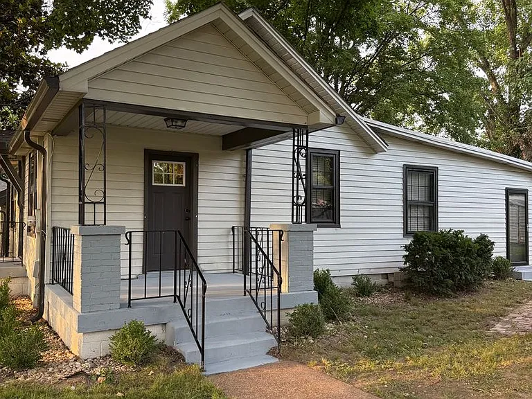 408 Spence Ln — Photo 2