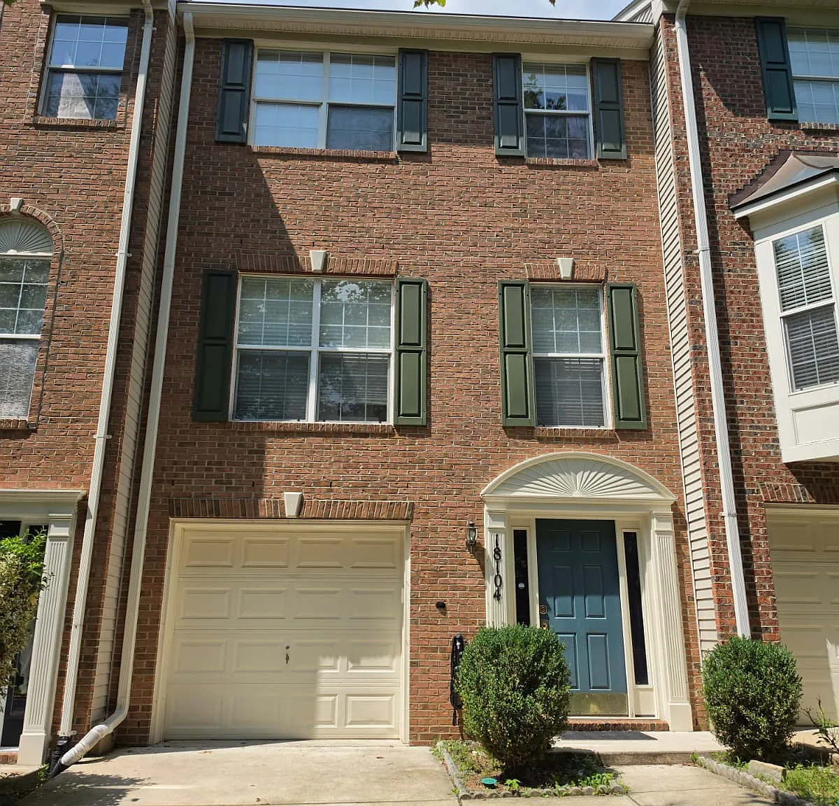 3 bed, 3.5 bath, 2400 sqft, $2,960 — Photo 2