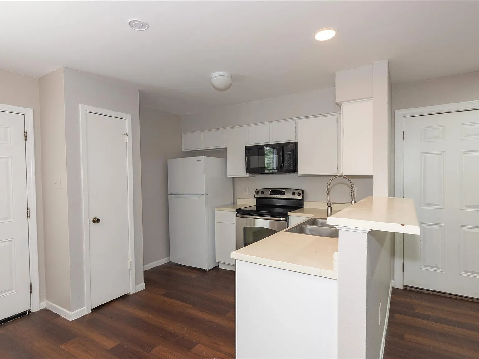 2 bed, 1.0 bath, 700 sqft, $999 — Photo 3