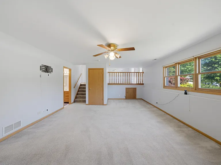 752 Rosanne St — Photo 14