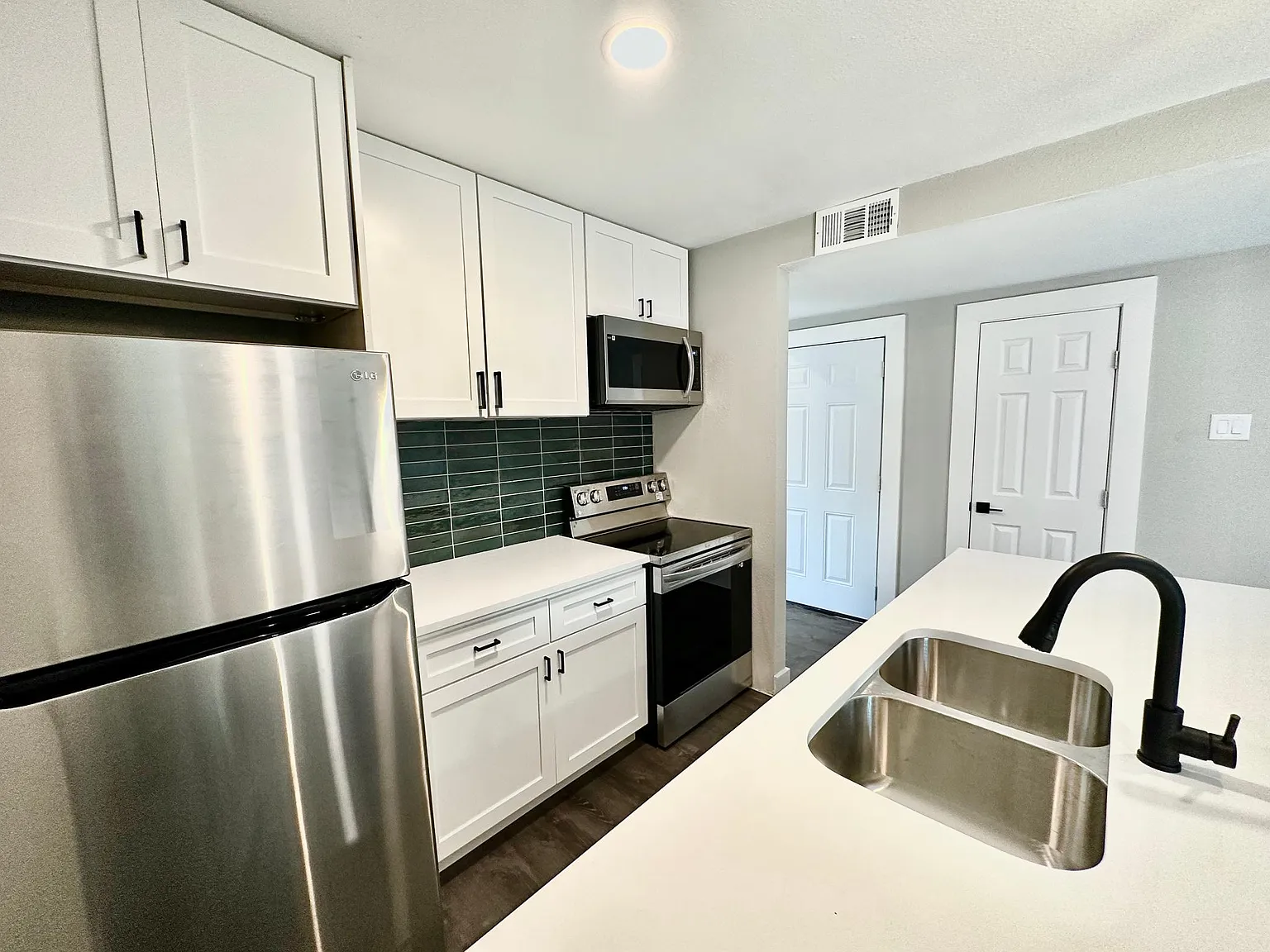 3 bed, 1350 sqft, $2,550 — Photo 3