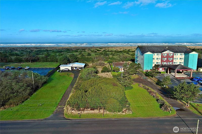 4th image of 823 Ocean Shores Boulevard NW