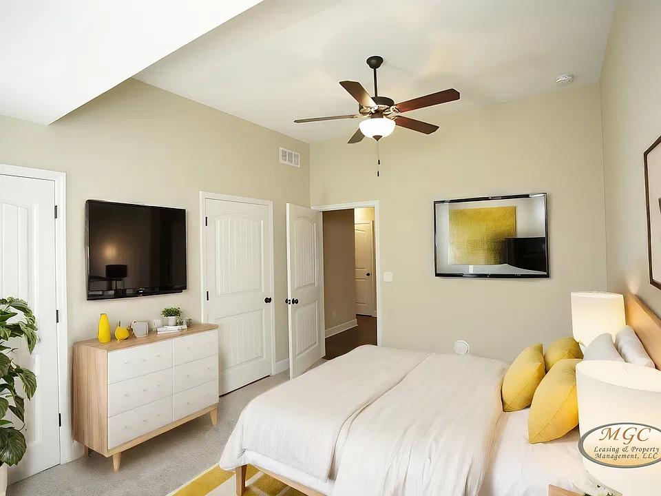 3rd bedroom on 1st floor. Can be used for an office, bedroom, kids playroom, and more.