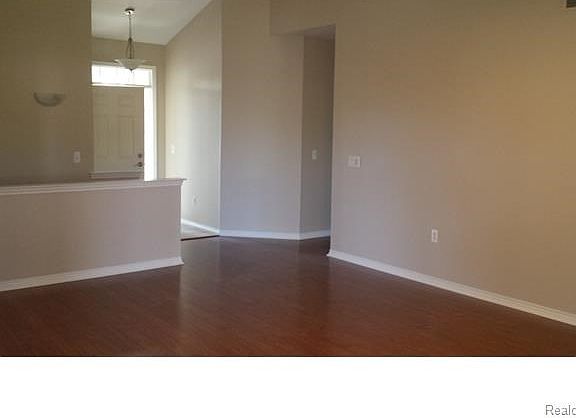 5th image of 460 E Peninsula Ct