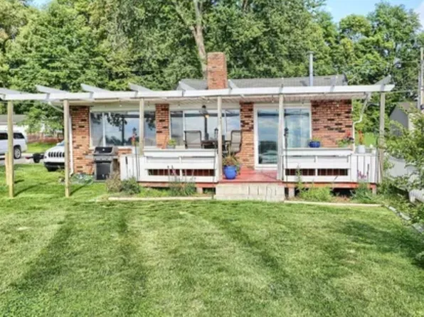 1049 Chapman Lake Dr, Warsaw, IN 46582