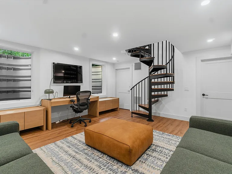 103 Hastings Ave — Photo 22