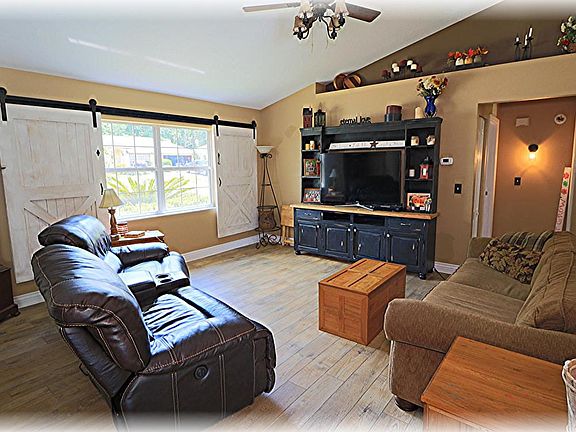 5th image of 3385 NE 41st Pl
