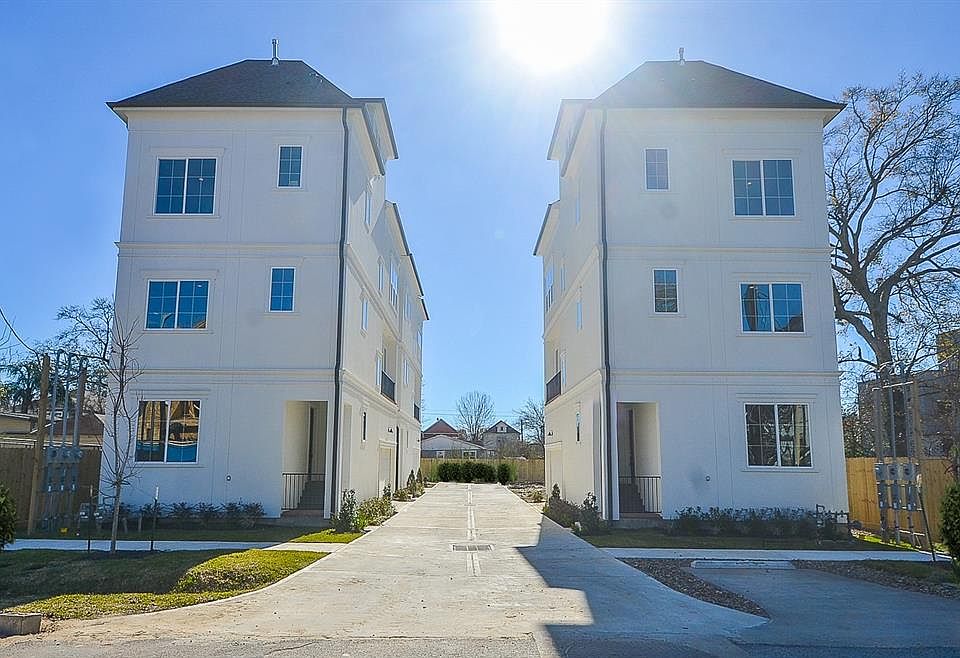 Magnificent Elevation-this stucco home is located in Shady Acres/The Heights within minutes of 610N, HWY 290, and I-10. Short distance to the Galleria, restaurants and entertainment.